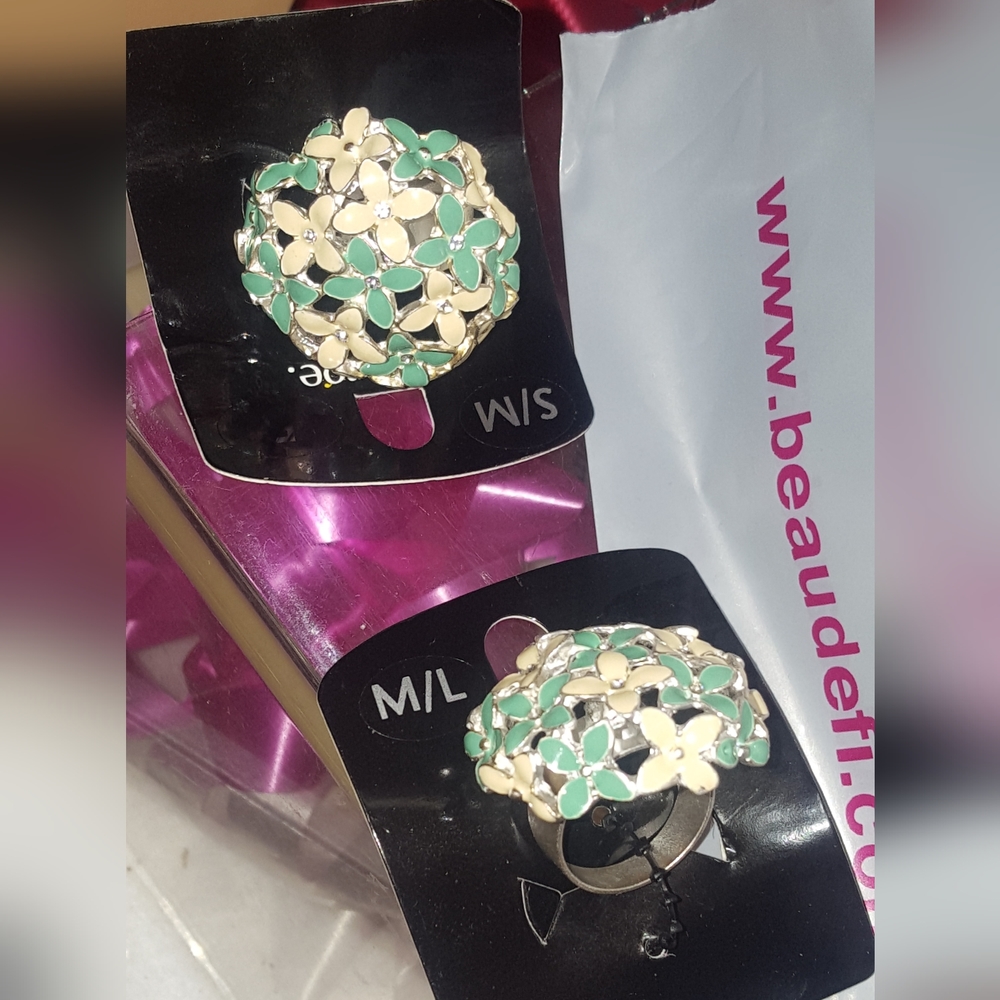 NW LARGE CRYSTAL  PASTELS COLOR FLOWERS ENAMEL SILVER TONE RING